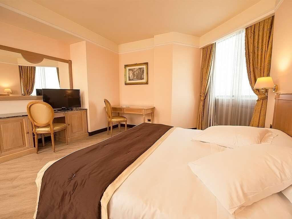 Hotel Shg De La 4*