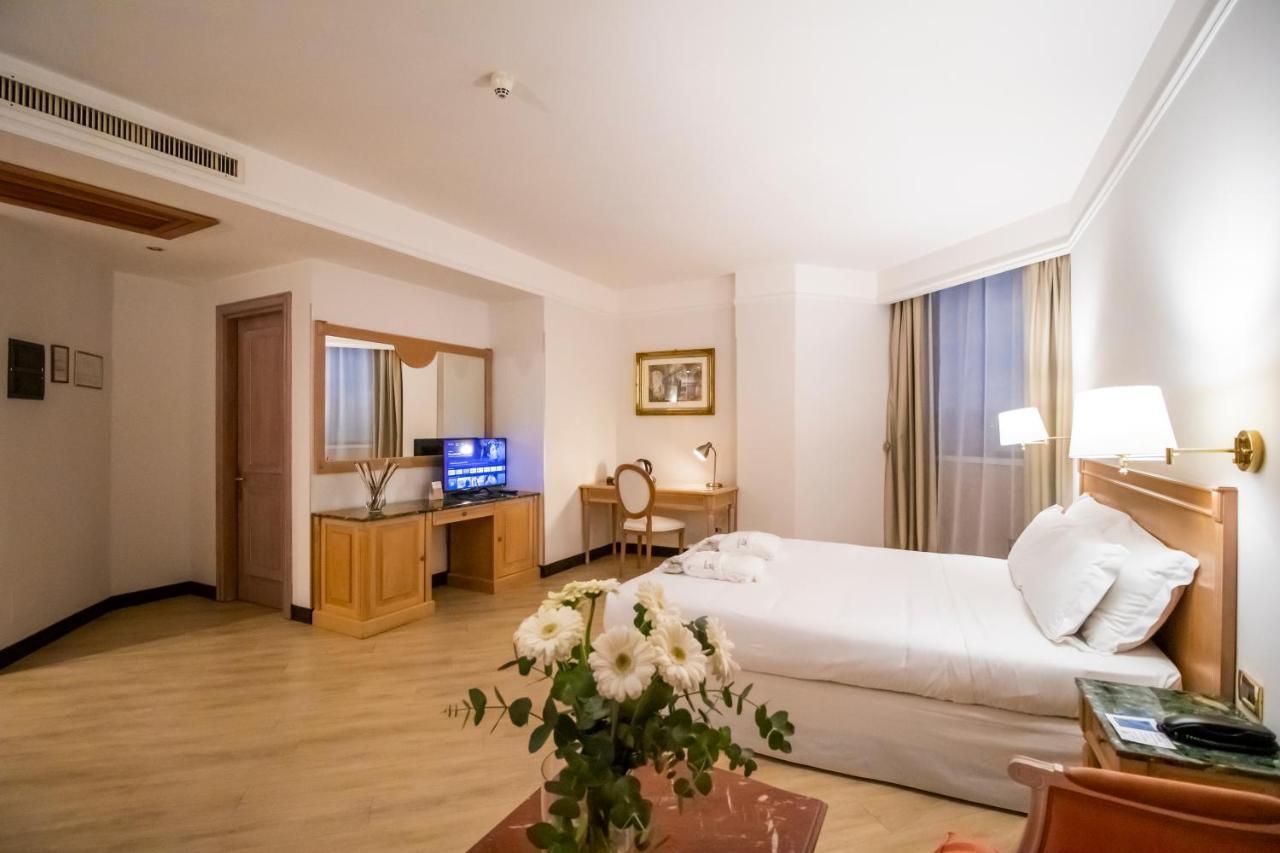 Shg De La Hotel