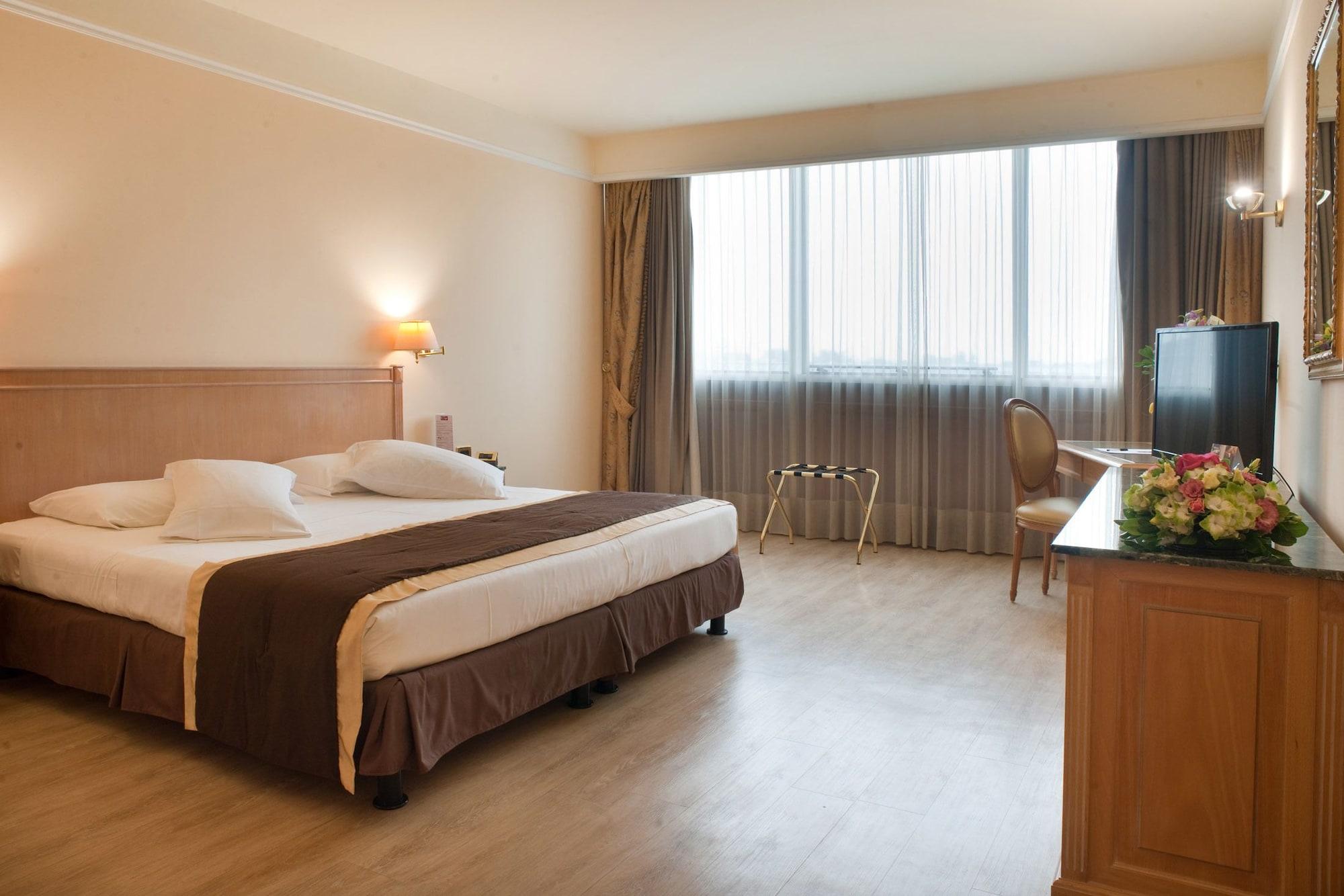 Hotel Shg De La 4*