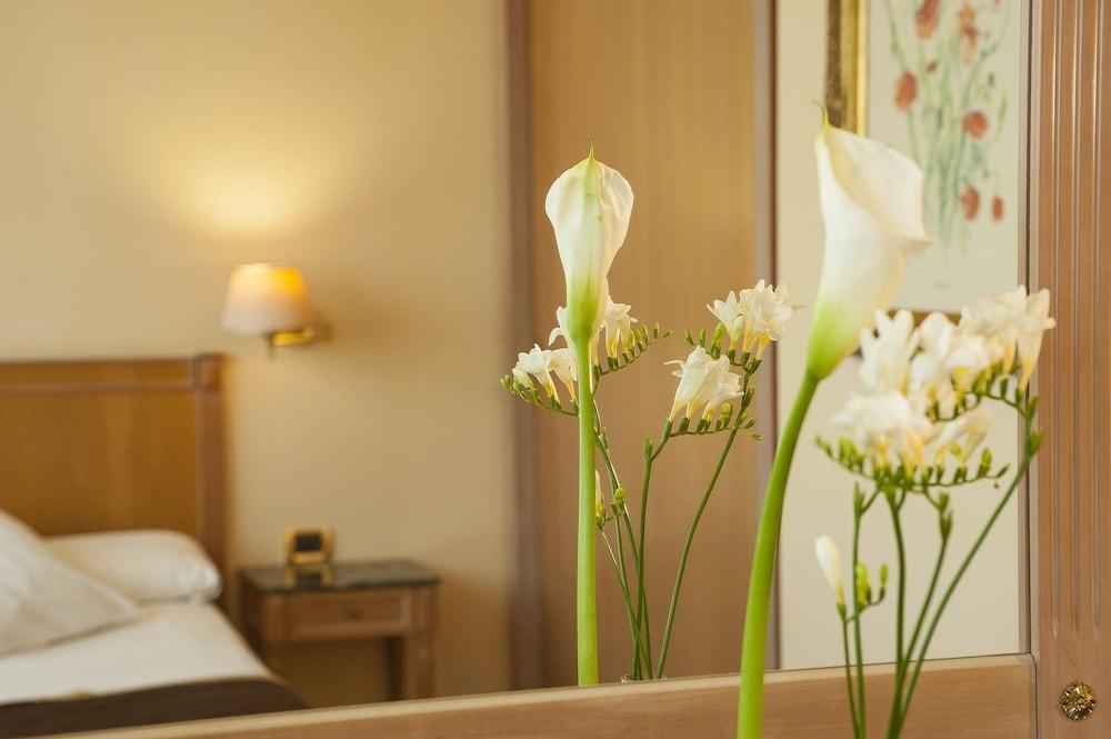 Hotel Shg De La 4*